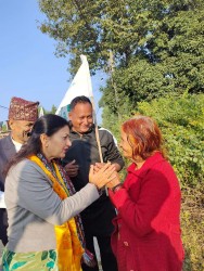 लोकतान्त्रिक बाम गठबन्धनका उम्मेदवार डिना र पराजुली घरदैलोमा व्यस्त